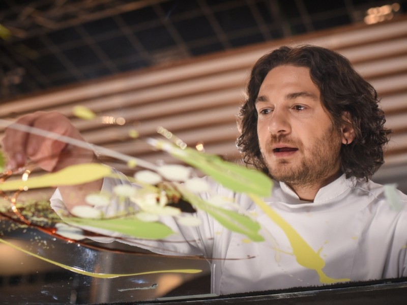 Chef Forin Dumitrescu gătește cu fetițele lui