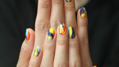 Femeie cu model de unghii multicolor