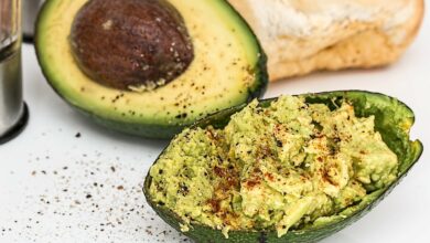 Jumatate de avocado si guacamole in coaja de avocado