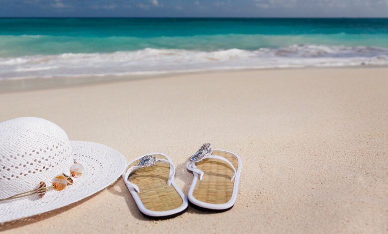 Plaja, flip flop, palarie de paie, mare