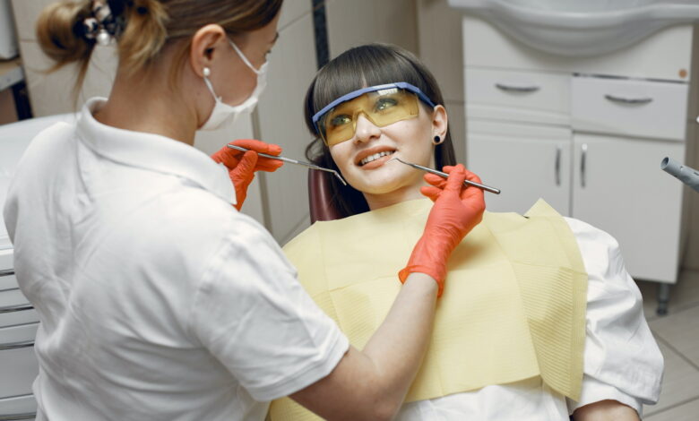 Pacienta in cabinetul stomatologic, in timpul unei consultatii, inainte de tratamentul cu laser